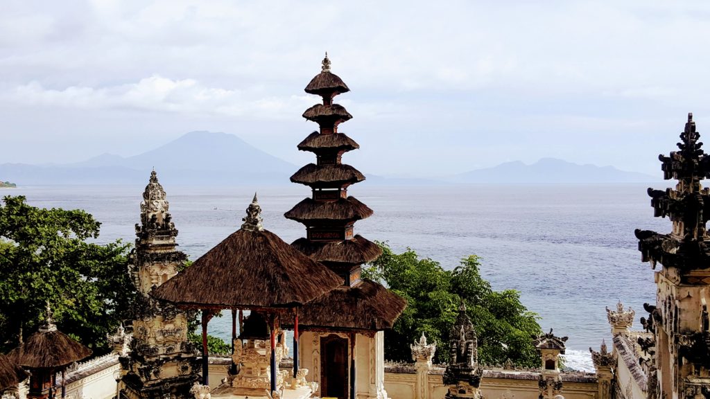 Klidná jízda na skútru s nádhernou podívanou na Mt. Agung, takle jasně jsme ho ještě neviděli.