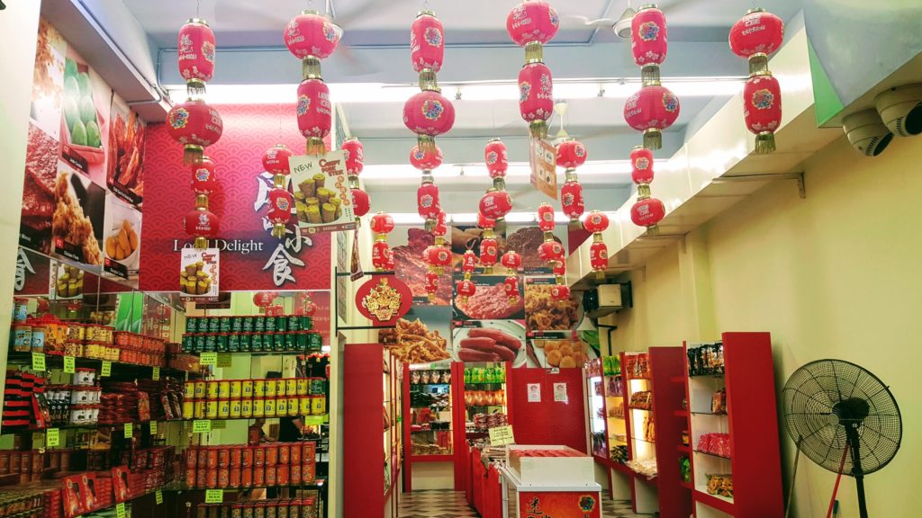 Chinatown - čínský obchůdek vyzdobený tradičními červenými lampiony