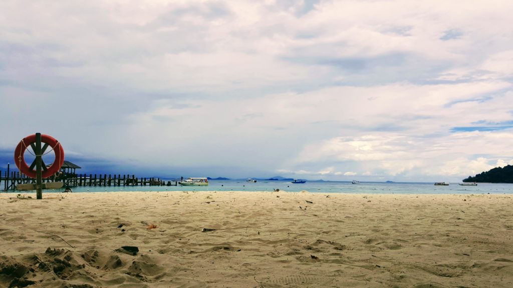 Široká pláž na ostrově Mamutik