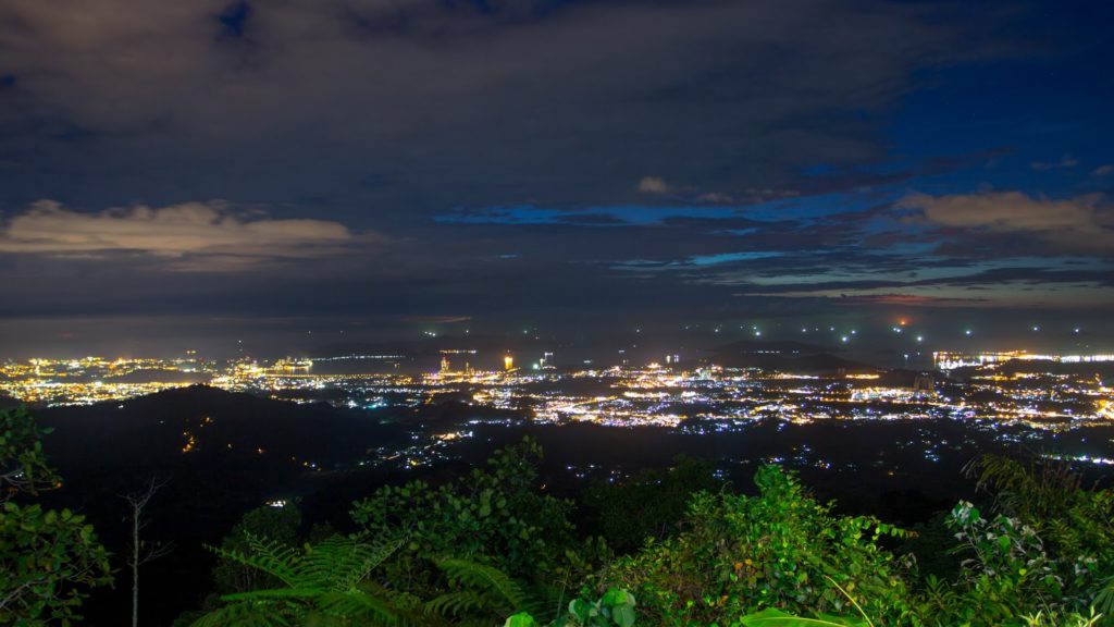Kokol Hill - rozsvícené město Kota Kinabalu